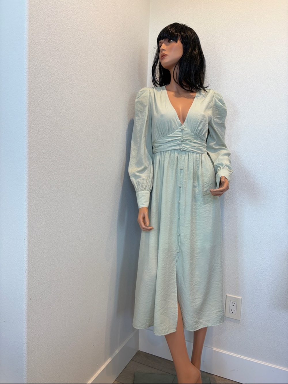 Light Mint Green Long Sleeve V-Neck Midi Dress